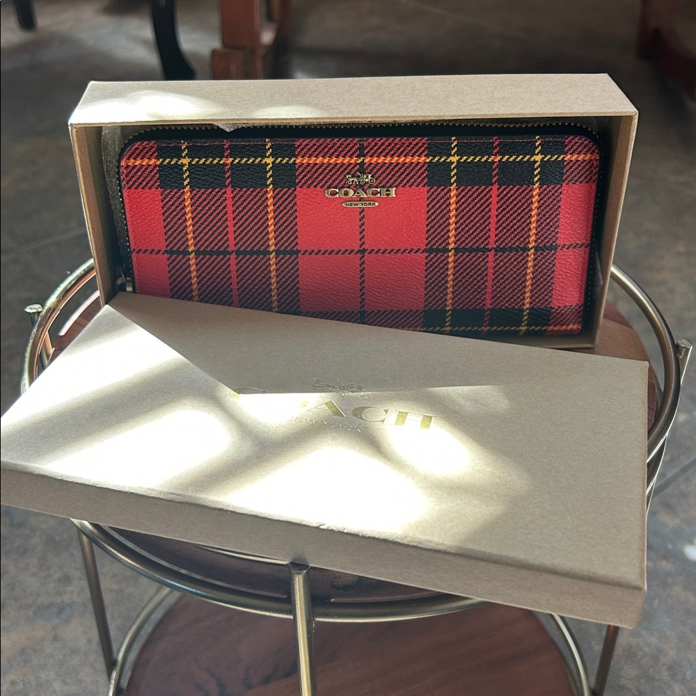 COACH style with the Boxed Slim Accordion Zip Wallet. Black/Red/orange, NWT - Picture 12 of 13